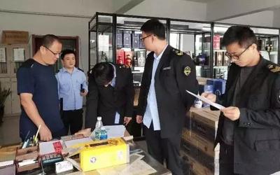 {“title”  “汾酒打假办联合多地市场监管部门掀起‘两节’打假新高潮”， “content”  “中秋、国庆‘两节’临近，酒类市场进入消费旺季，也是侵权假冒行为易发高发期。为切实维护消费者合法权益、捍卫品牌声誉，汾酒打假办日前联合多地市场监管部门，在重点区域、重点渠道部署开展专项整治行动，严查猛打各类制售假冒汾酒及仿冒侵权违法行为，掀起了‘两节’期间酒类打假新高潮。\n\n在此次行动中，汾酒打假办与各地市场监管部门建立联动机制，围绕批发市场、商超、名烟名酒店、餐饮终端及农村集市等重点场所，针对假冒汾